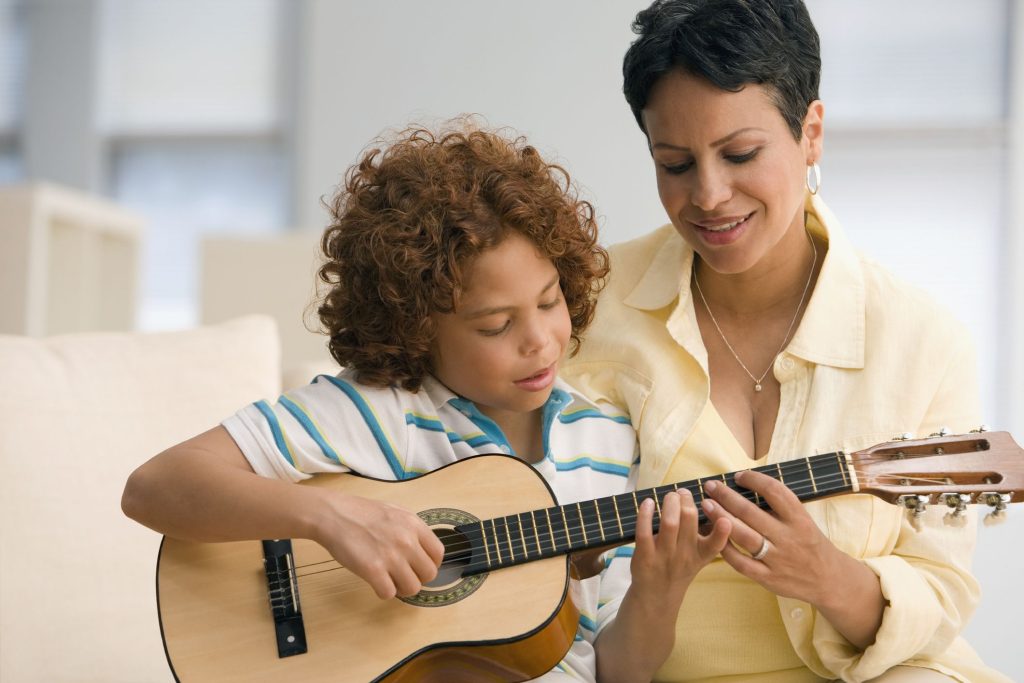 آموزش نت های گیتار به کودکان - عکس وسط - وبسایت118فایل